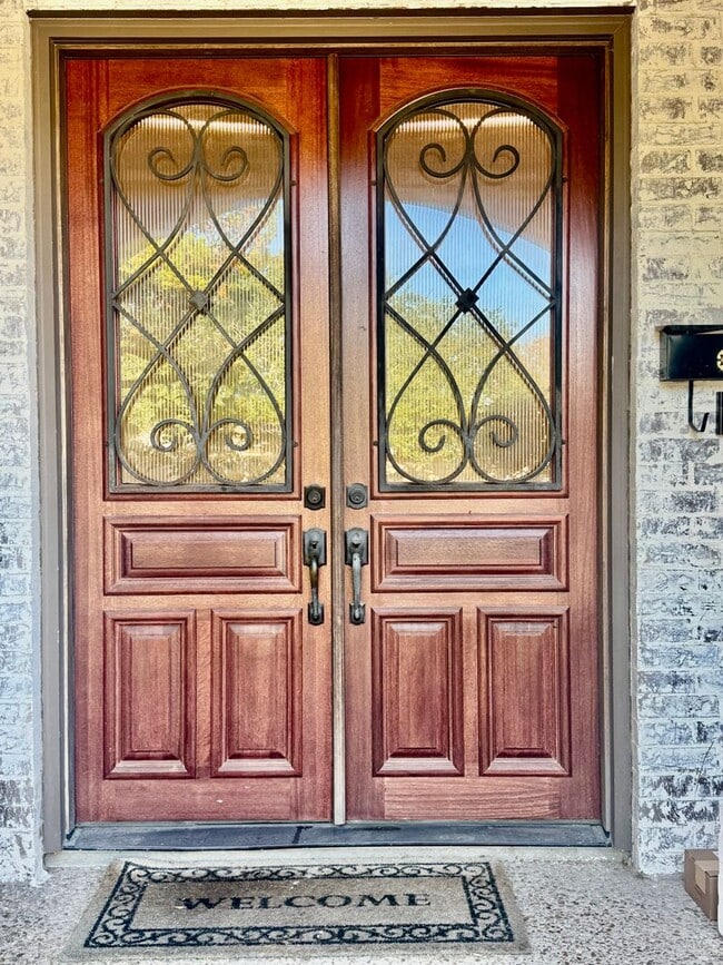 Building Photo - Elegant Estate in the Country Club Setting-Mother in law suite