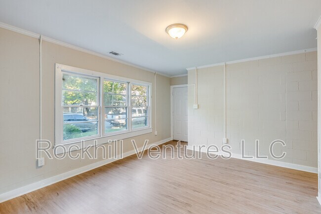 Building Photo - 1123 E 70th St