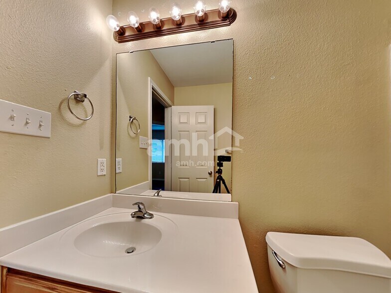 Building Photo - 1004 Lake Ridge Dr