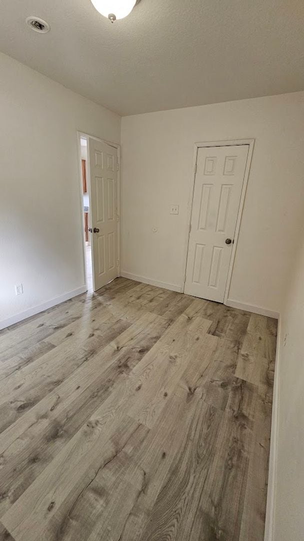 Building Photo - 2 Bd 1 Ba Home | Huge Lot in East Bakersfield