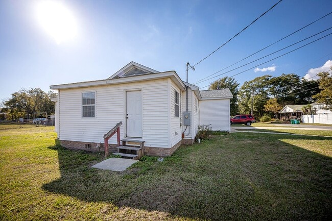 Building Photo - ADORABLE HOME FOR RENT
