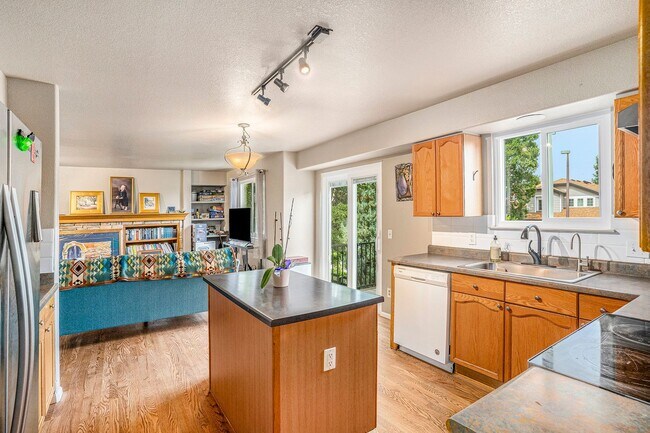 Building Photo - Beautiful 4 Bed, 3.5 Bath Home in Grant Ranch Neighborhood!
