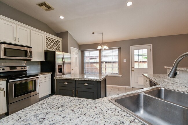 Building Photo - 4622 Forest Home Dr