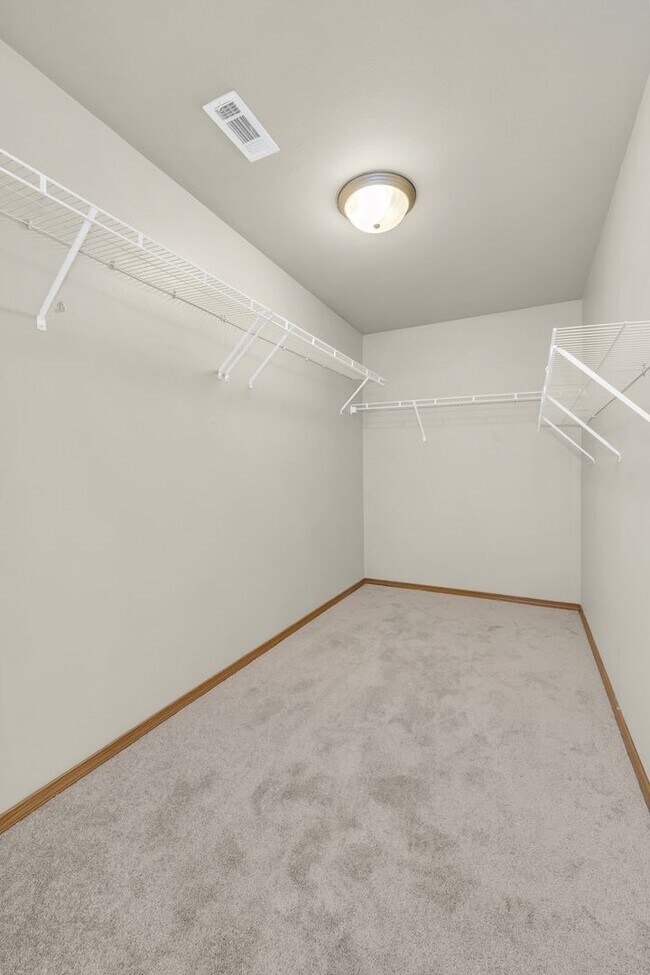 Building Photo - Ready to move in