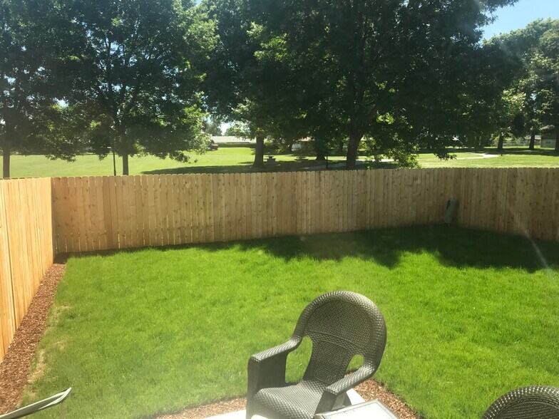 Backyard with sunrise park behind - 2209 Jefferson Ct SE
