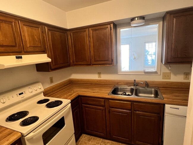 Building Photo - ONE LEVEL LIVING at Stonebridge Landing in Western Branch!