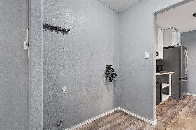 Building Photo - 5501 Spring Meadow Rd