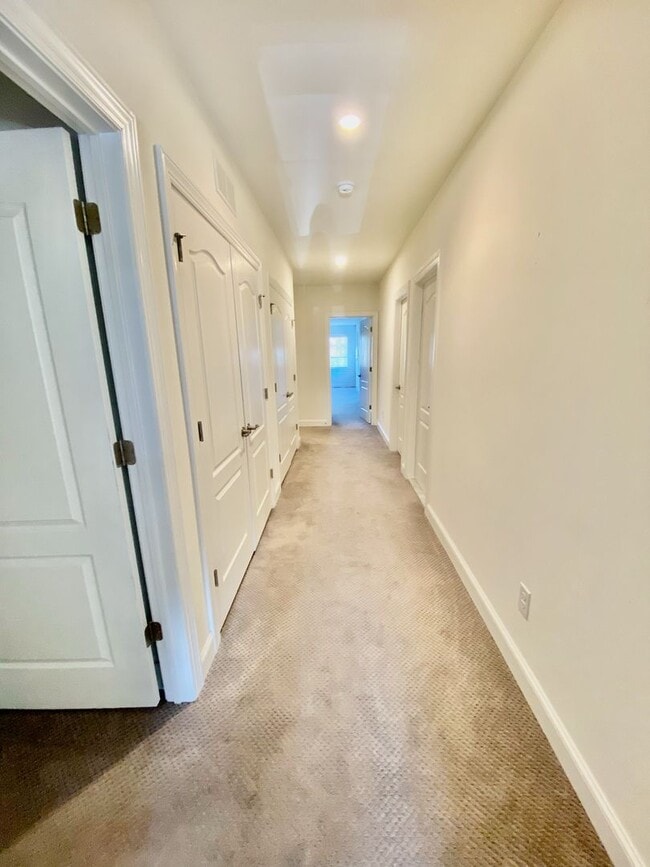 Building Photo - SIENA Place/PACKER PARK CORNER 4 Bedroom/2...