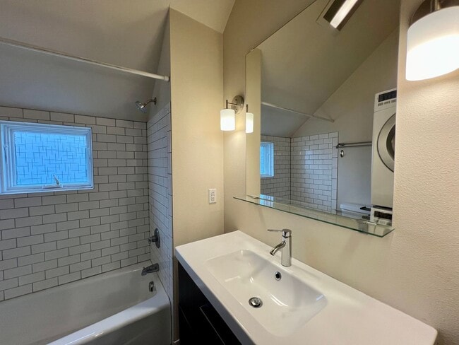 Building Photo - Spacious Two-Story 1 Bedroom, 1 Bathroom U...