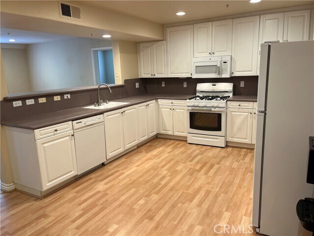 Building Photo - 17735 Kinzie St