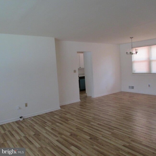 Building Photo - 2700 Sulgrave Ave