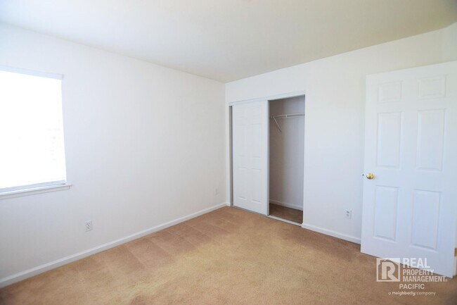 Building Photo - Newly Renovated 4 Bedroom with Parking