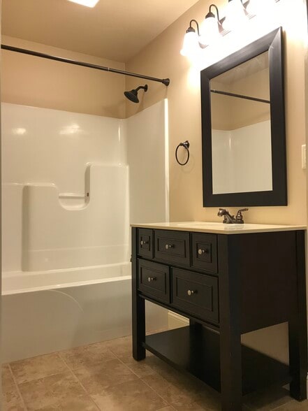 Master bath with shower/tub and walkin closet - 107 Scenic Drive