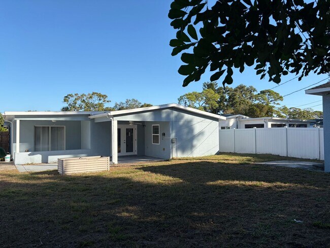 Building Photo - Freshly North St Pete 4 Bedroom Home