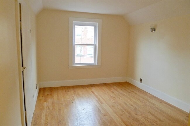 Building Photo - 155 Oak St