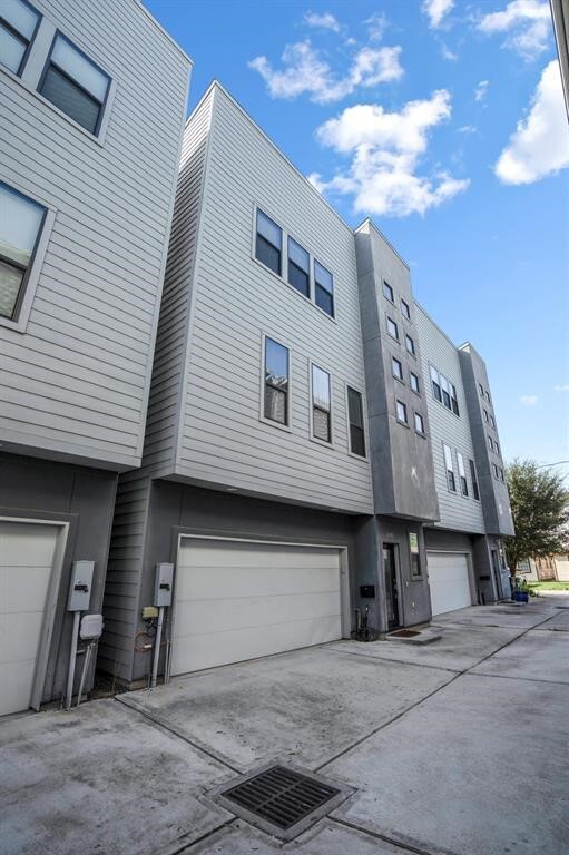 Building Photo - 2105 Hadley St