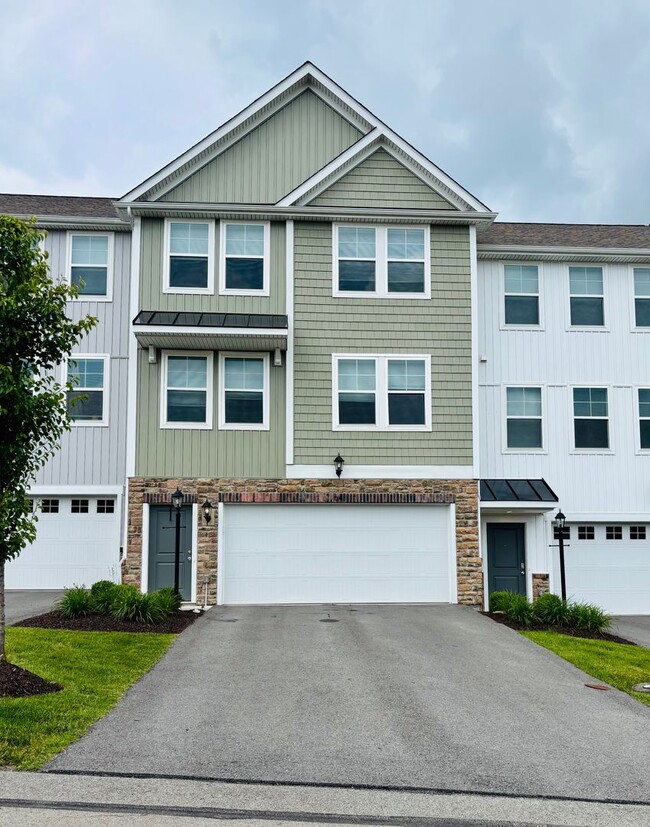 Primary Photo - Beautiful Townhome in Washington! - 3 Bedroom