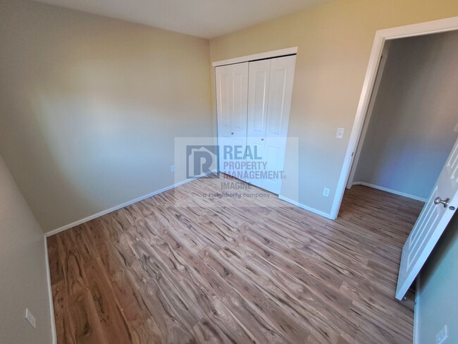 Building Photo - Check out this adorable 3 bedroom, 2.5 bath