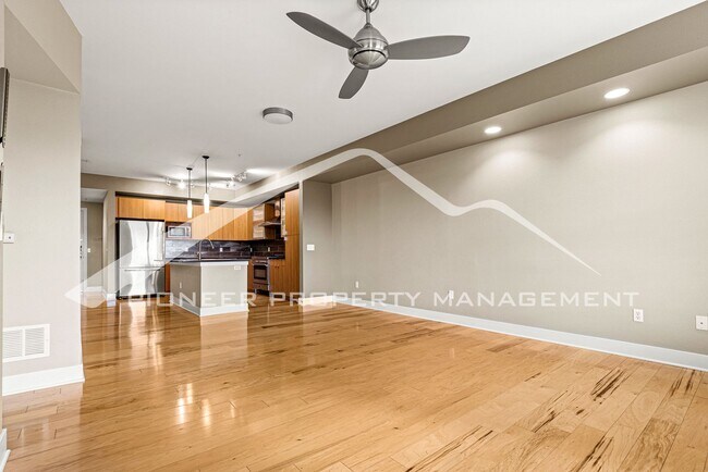 Building Photo - Gorgeous Condo with Mountain Views and Washer/Dryer