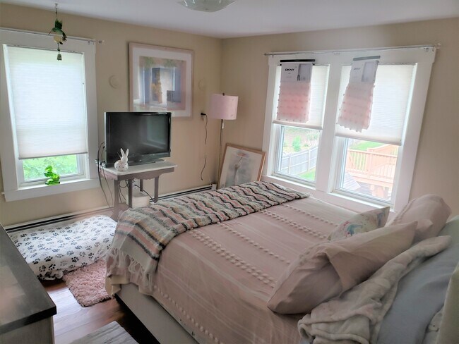 Building Photo - 10 Pine Grove Rd