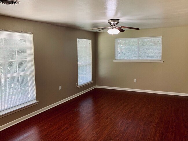 Building Photo - Immaculate home in Broadmoor