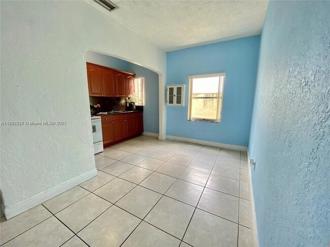 Building Photo - 313 N Krome Ave