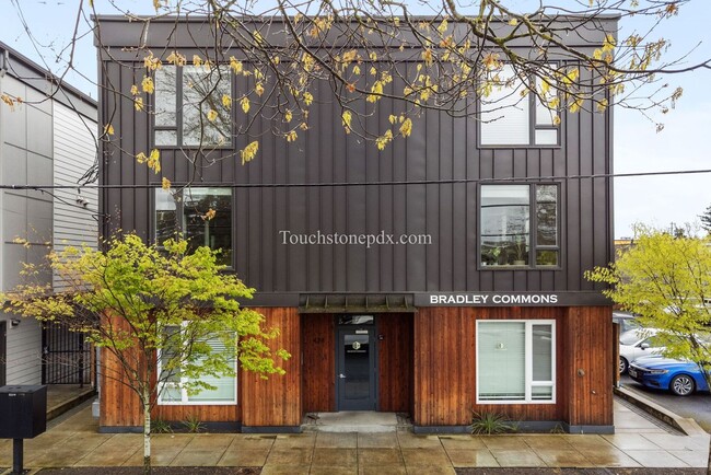 Building Photo - Contemporary 2 BD | 1.5 BA Apartment in The Heart of Northeast Portland