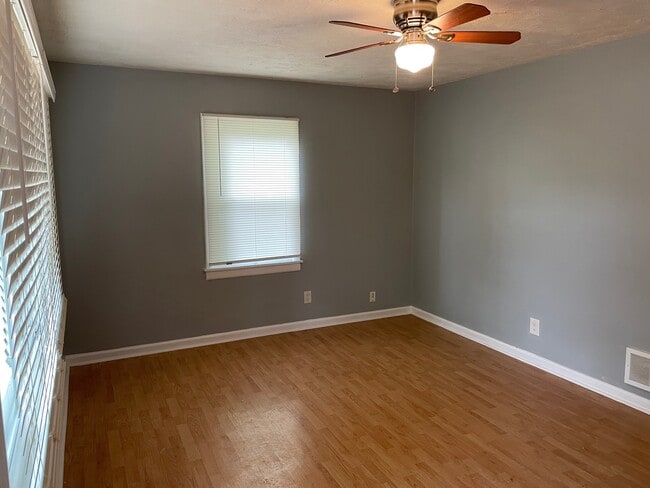 Building Photo - 13100 Meadowlawn Dr