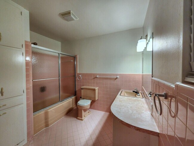 Building Photo - 1800 Bluebonnet Ln