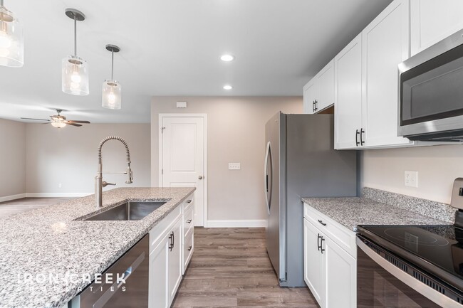 Building Photo - Beautiful New Home with Modern Finishes in...