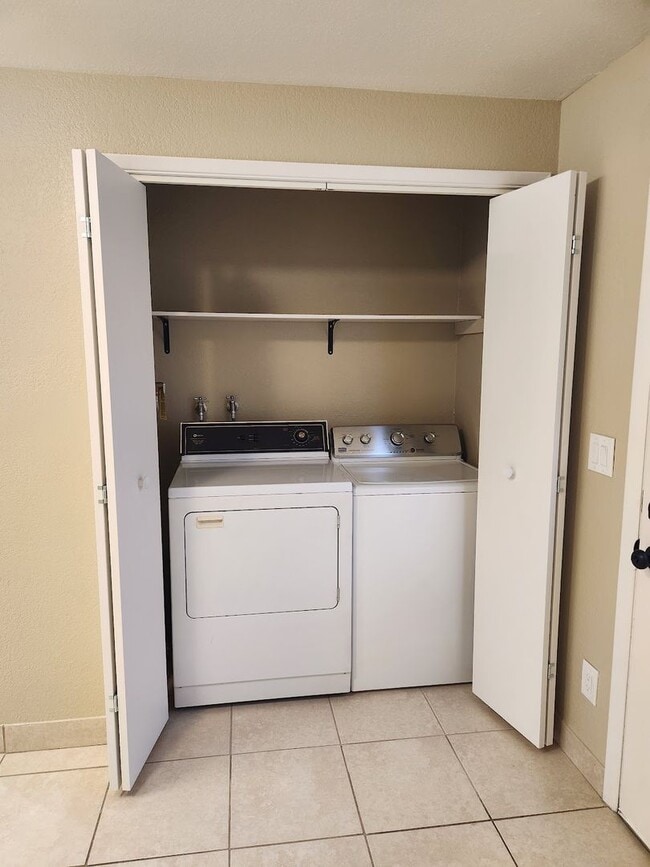 Building Photo - Cute 2 Bedroom 1 Bathroom Near Northtown Mall