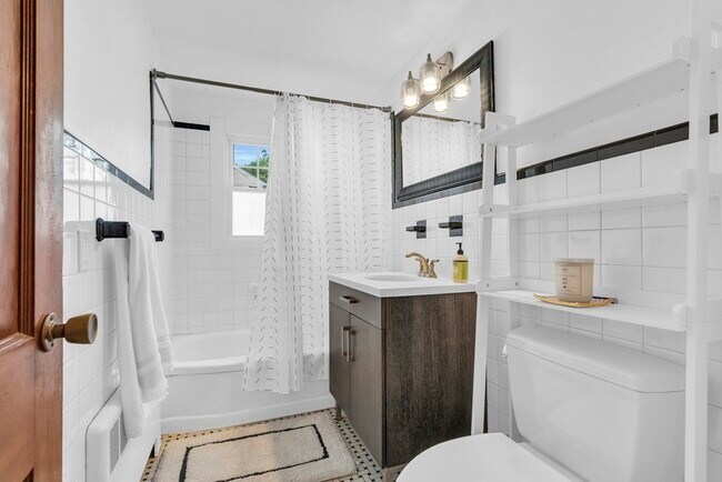 Building Photo - 907 Adams St