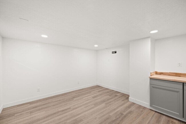 Building Photo - 2624 W 8th Ave