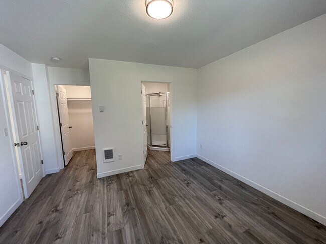 Building Photo - Brand new Apartment in Riddle