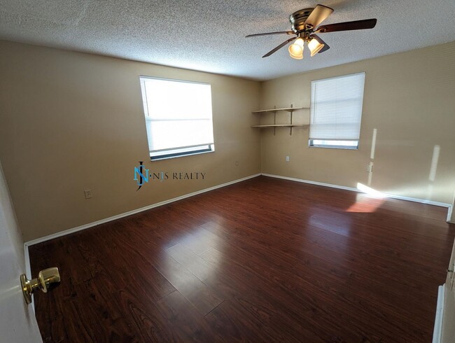 Building Photo - BEAUTIFUL 3/2/1 1525 Sq. Ft. with open flo...