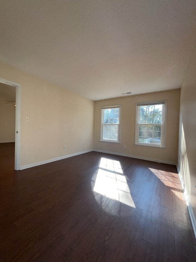 Building Photo - 2119 Rolling Ridge Dr