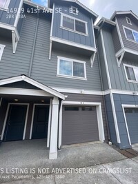 Building Photo - Don't miss out on this luxury town home! 2...