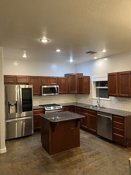 Building Photo - 720 S 600 W