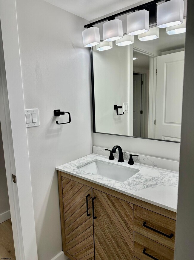 Building Photo - 1108 Dolphin Ave