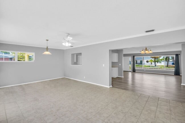 Building Photo - MAXIMO MOORINGS 3/2/2 HOME NEAR ST. PETE B...