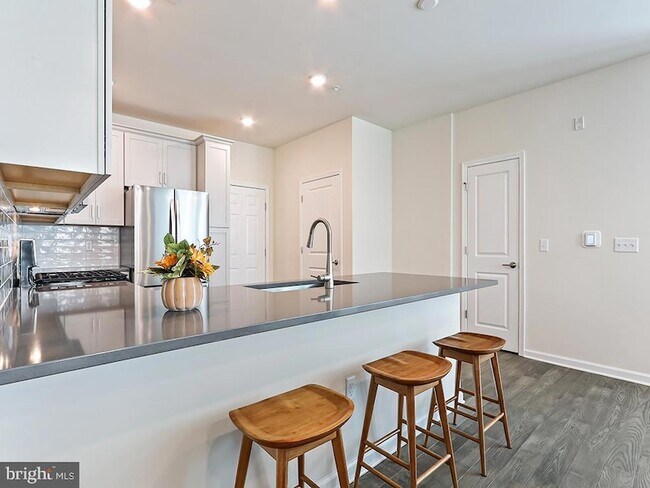 Building Photo - 1001 Greenwich Dr