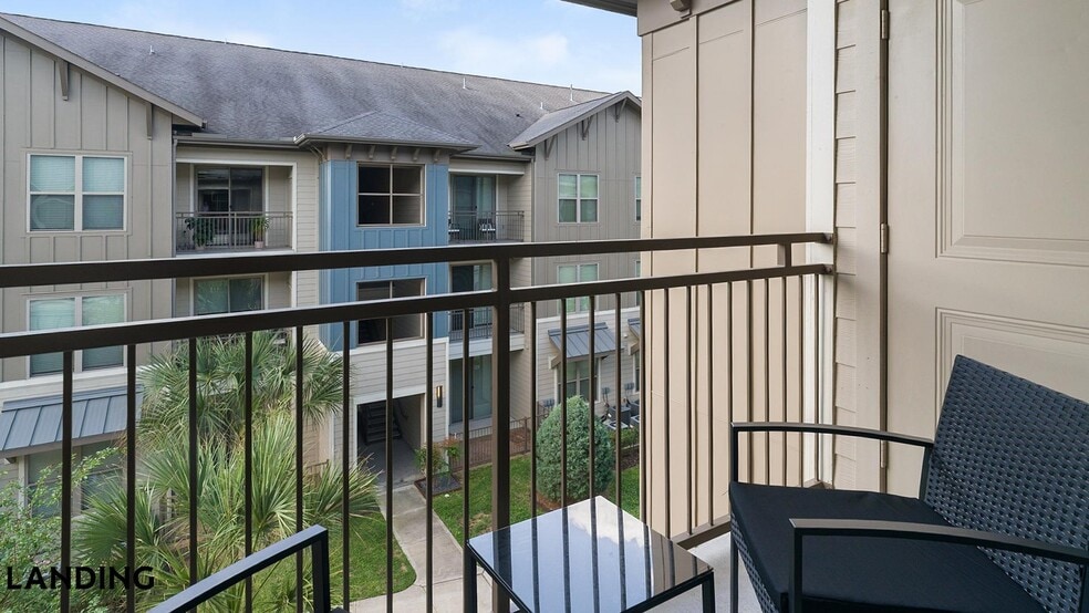 Building Photo - 20290 Park Lake View Dr