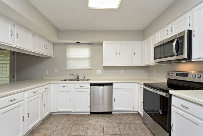 Building Photo - Sweet 4 Bedroom 2.5 Bath Home in Great Fishers Location Within Walking Distance to the Nickel Pla...