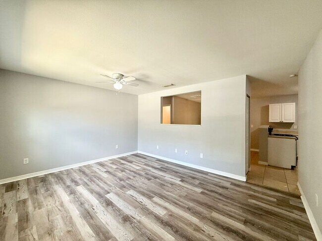 Building Photo - 15657 Waverly St