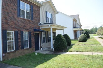 Building Photo - Spacious 2BR 2BA Townhome In Prime Location!