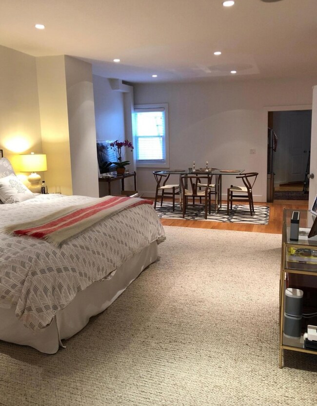 Building Photo - 60 Greenwich Ave