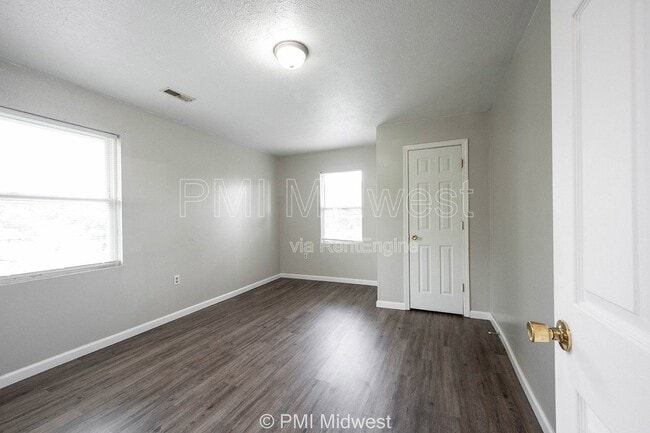 Building Photo - 3014 W 10th St