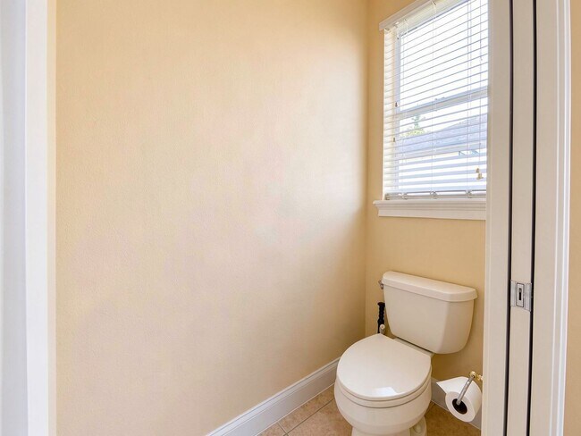 Building Photo - Now Available for Rent – 4/3 with flex room