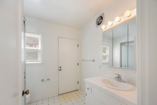 Building Photo - North Berkeley 2 Bedroom Rare Finds!