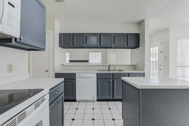 Building Photo - Cozy, Freshly Updated 3-bedroom 2-bathroom...